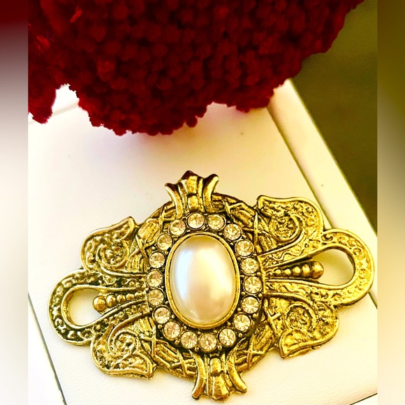 Vintage Renaissance Style Pearl and Rhinestone Gold Brass Brooch - Picture 9 of 9